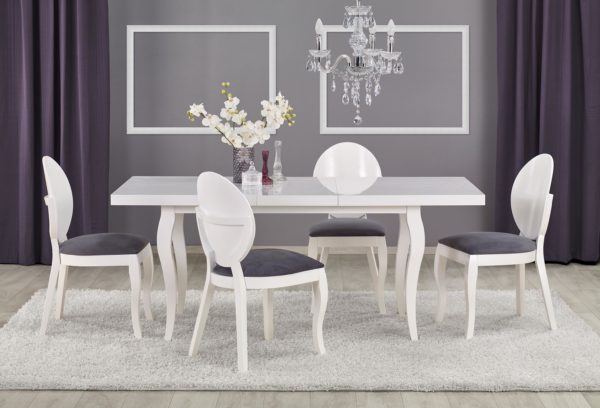 Jedilniški stol Verdi, tkanina v sivi barvi, noge bele barve iz masivnega lesa