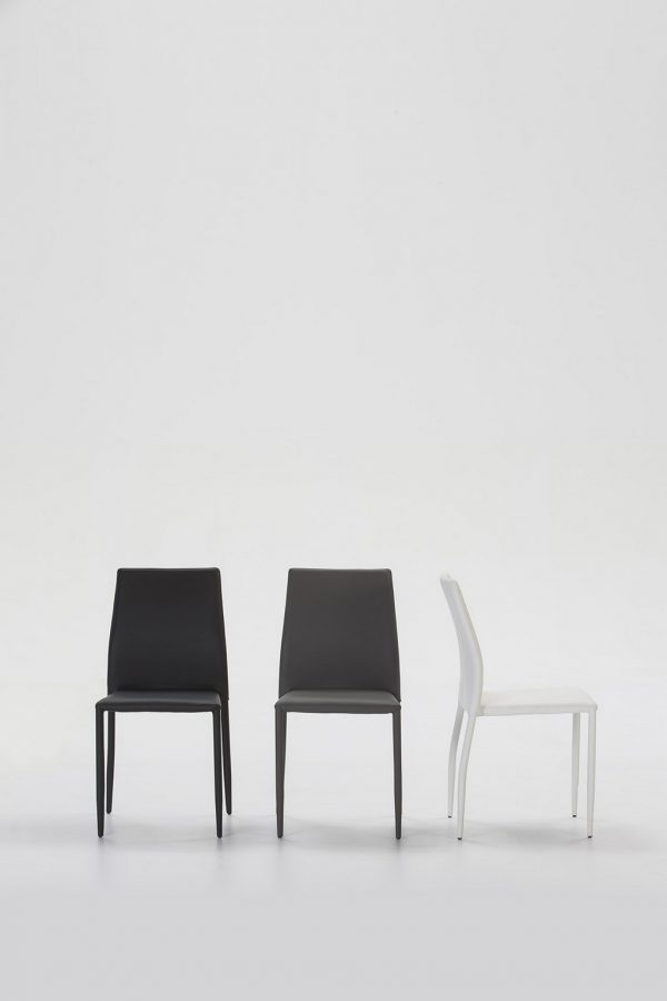 Blagovaonska stolica Elyn, tri boje