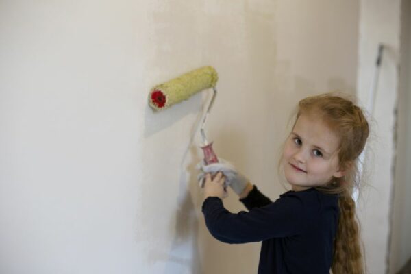 barvanje stene otroške sobe za punce