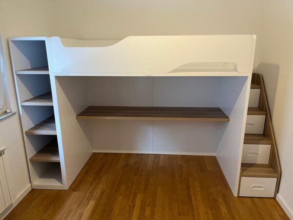 Compactos sestav povišane postelje v otroški sobi