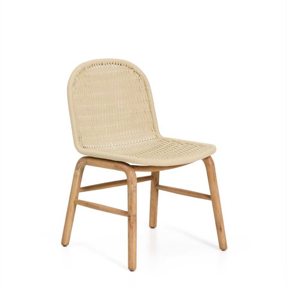 Vrtni stol Alipa v naravni bež barvi z ročno pletenim sedežem in naslonjalom ter robustno akacijevo podlago, prikazan na belem ozadju.