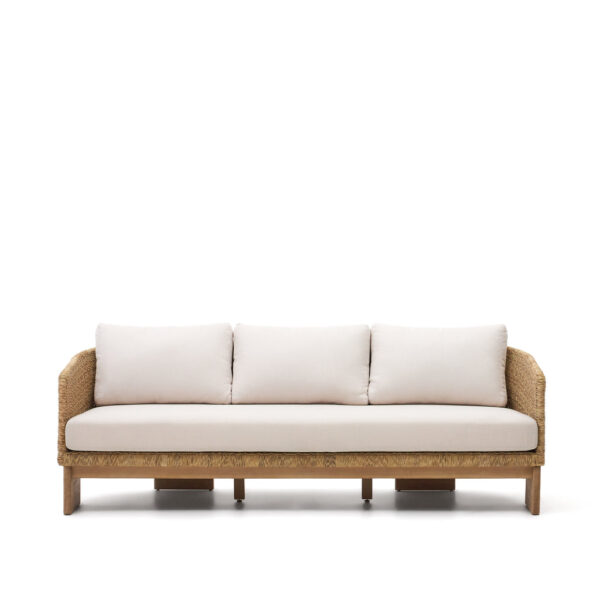 Elegantna trosed Xoriguer sofa s čvrstim okvirjem iz evkaliptusovega lesa in detajli iz sintetičnega ratana, sprednji pogled na beli podlagi.