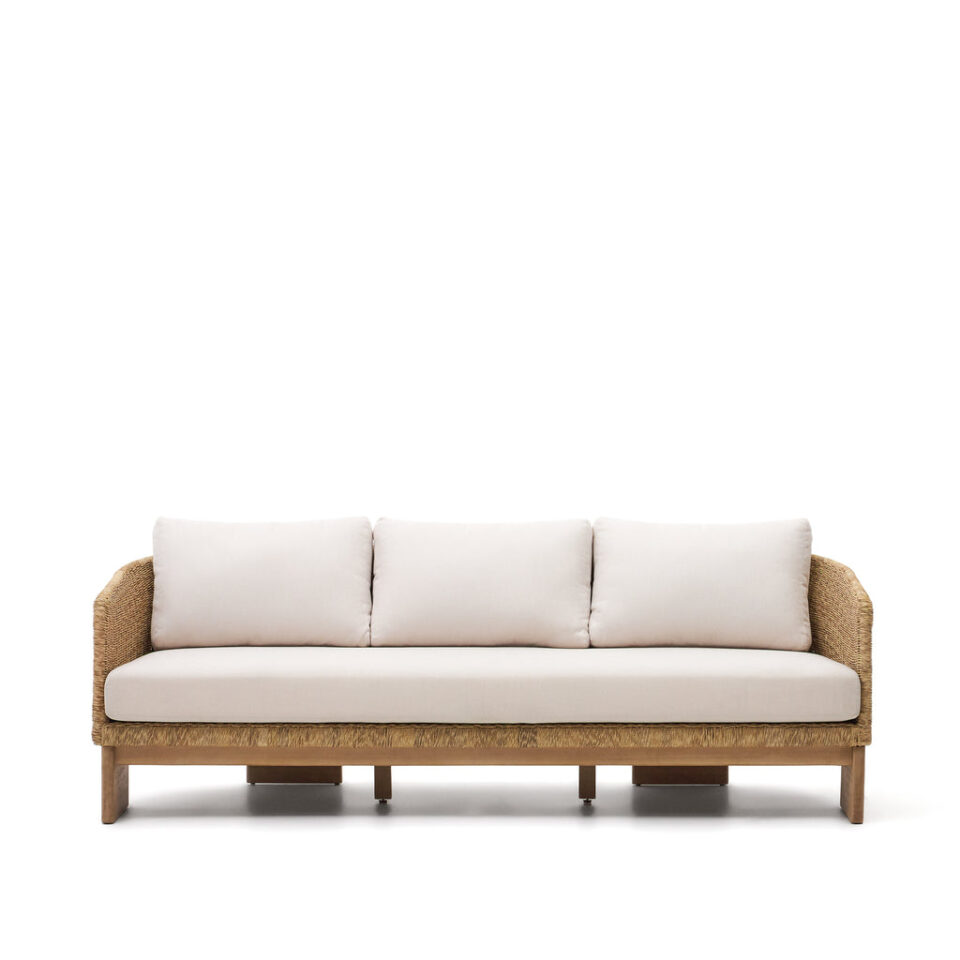 Elegantna trosed Xoriguer sofa s čvrstim okvirjem iz evkaliptusovega lesa in detajli iz sintetičnega ratana, sprednji pogled na beli podlagi.