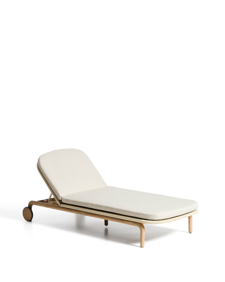 Ležalnik Alipa z bež blazino, lesenim okvirjem in kolesi, postavljen na beli podlagi.