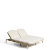 Dvojni ležalnik Alipa v bež barvi z nastavljivim hrbtnim naslonom, izdelan iz masivnega akacijevega lesa in UV-odporne vrvi, za notranjo in zunanjo uporabo.