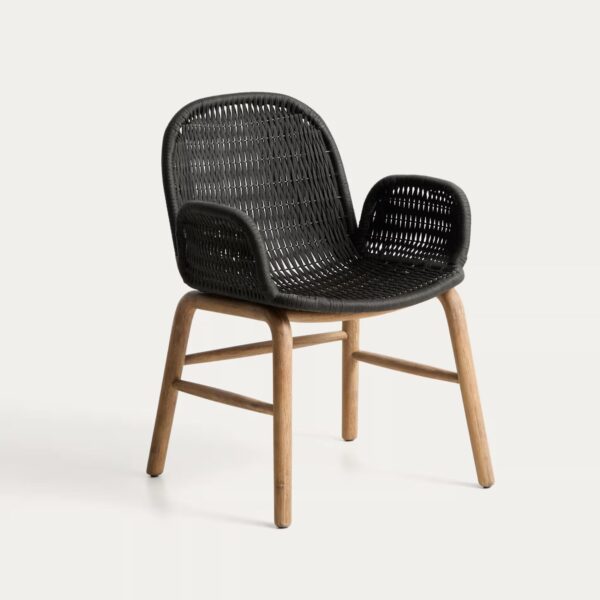 Vrtni stol Alipa v črni barvi, s pletenim sedežem in nasloni za roke ter masivnimi lesenimi nogami, primeren za zunanje površine.