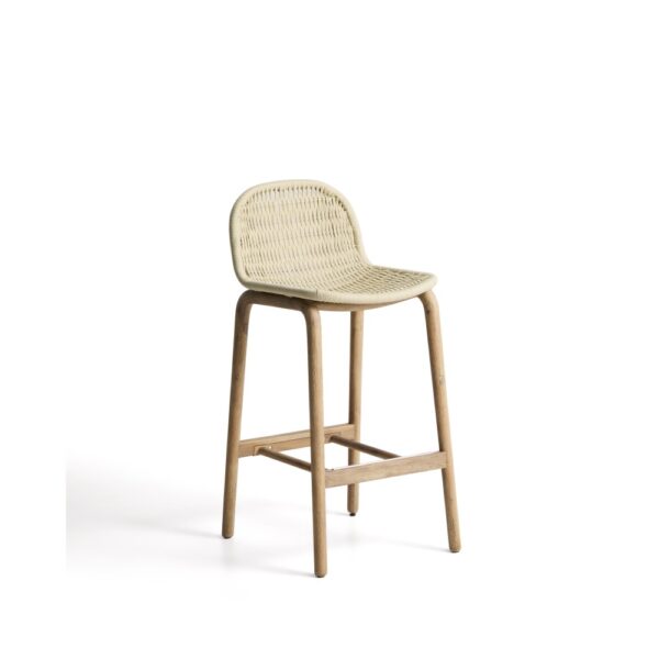 Eleganten barski stol Alipa v bež barvi s pletenim sedežem in masivnim akacijevim lesom, idealen za teraso ali kuhinjski otok.