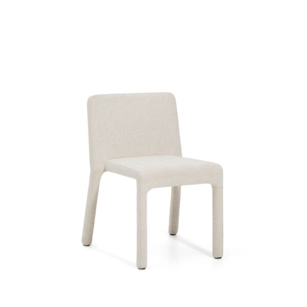 Jedilniški stol Loria v bež barvi, oblazinjen s strukturirano žametno tkanino in zaščitniki na nogah, na belem ozadju.