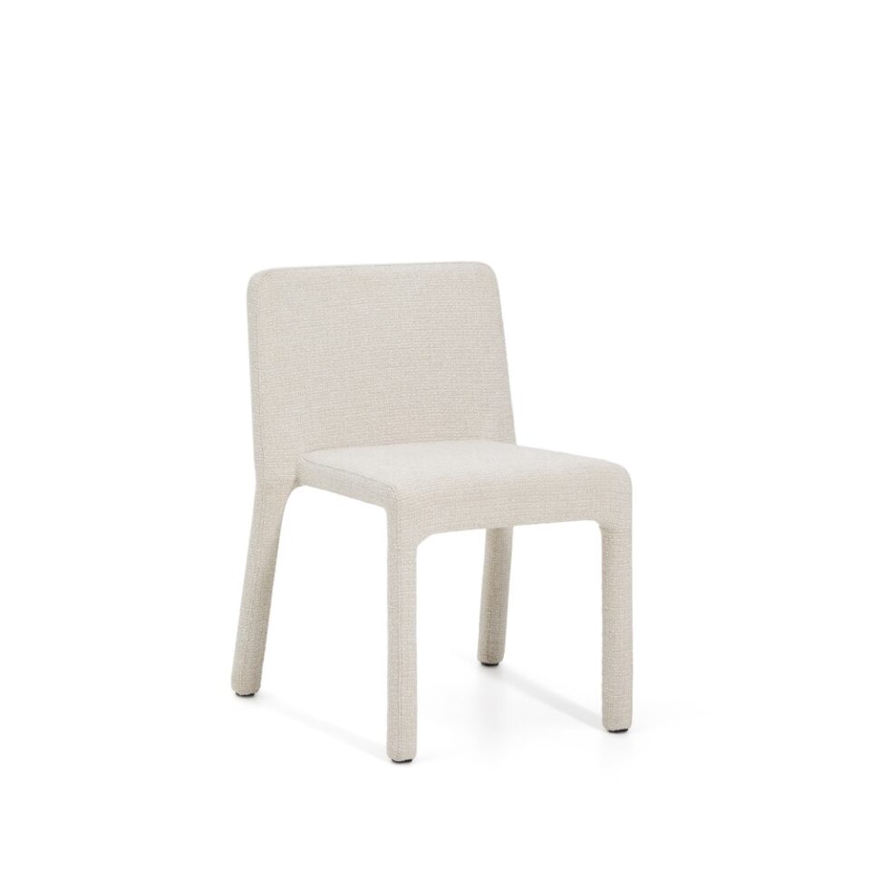 Jedilniški stol Loria v bež barvi, oblazinjen s strukturirano žametno tkanino in zaščitniki na nogah, na belem ozadju.