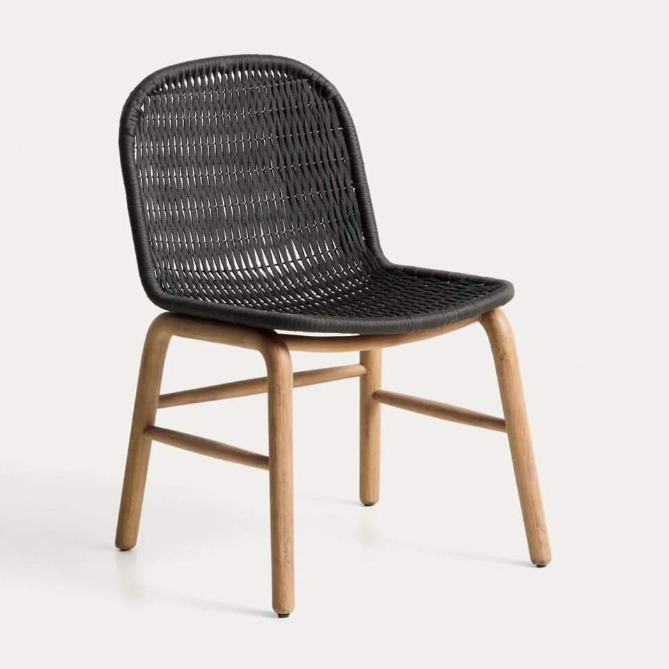 Vrtni stol Alipa v elegantni črni barvi z ročno pletenim sedežem in naslonjalom ter masivno akacijevo osnovo, posnet na belem ozadju.