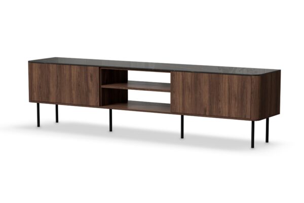 Elegantna TV komoda Solano RTV-2 v dekorju oreha Warmia Walnut z videzom črnega marmorja na vrhu in črnimi kovinskimi nogami. Sodoben kos pohištva.