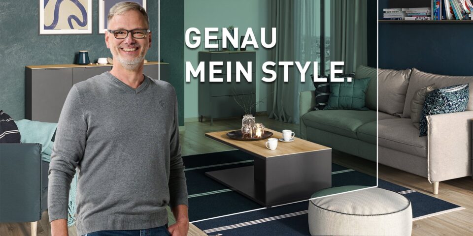 Dnevni boravak sa stolićem California 1495 u pozadini reklamne fotografije