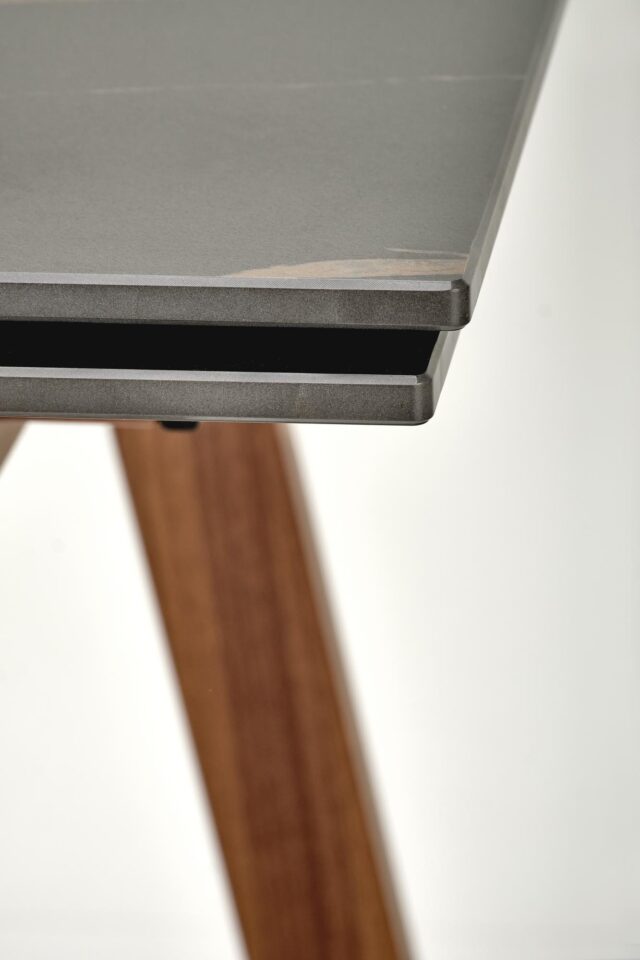 Raztegljiva jedilniška miza Lozano 140-200 cm, Črni marmor / Oreh, v prostoru