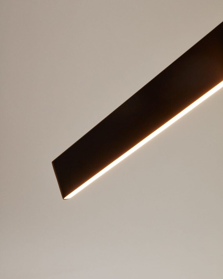 Viseča svetilka Boadella, črn aluminij, 101 x 5,5 x 129 cm