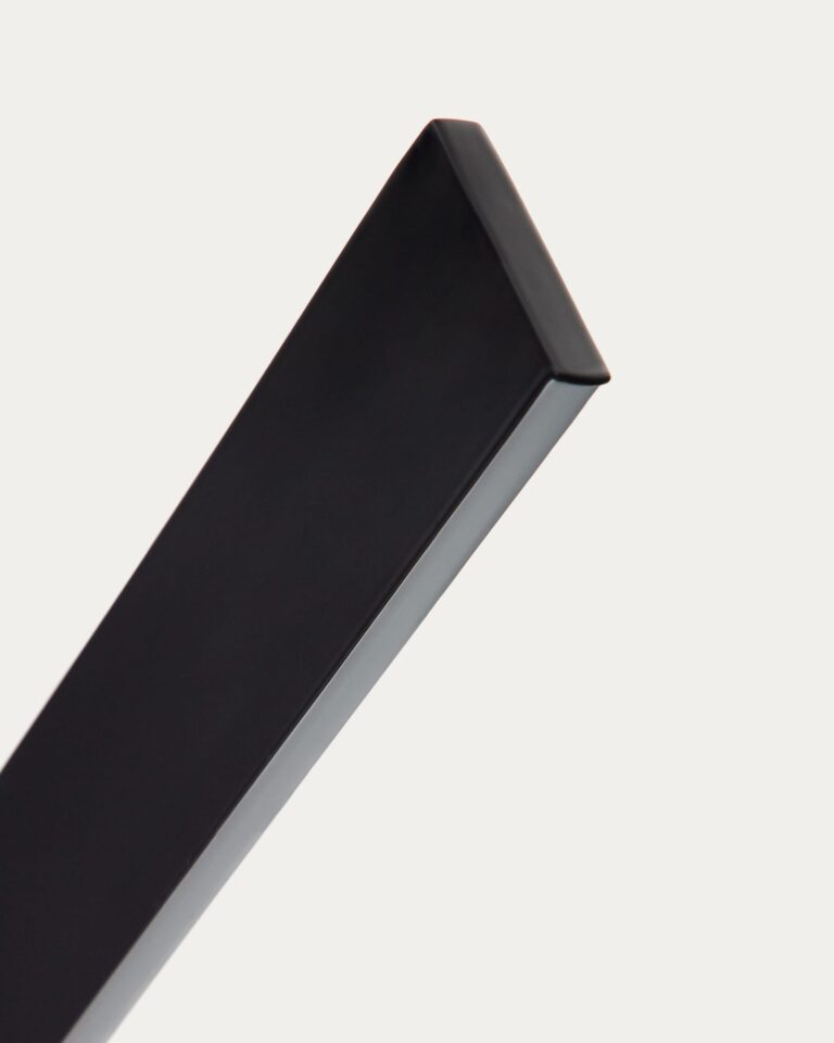 Viseča svetilka Boadella, črn aluminij, 101 x 5,5 x 129 cm