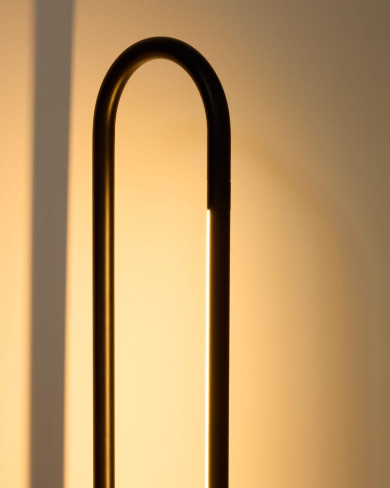 Stoječa svetilka Bow, črn aluminij, LED 10 W, zatemnjevanje, višina 120 cm