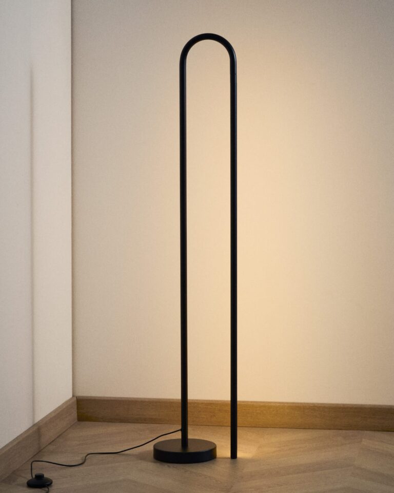 Stoječa svetilka Bow, črn aluminij, LED 10 W, zatemnjevanje, višina 120 cm