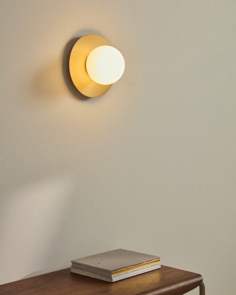 Stenska svetilka Brisia, jeklo v barvi medenine, steklena krogla Ø 20 cm