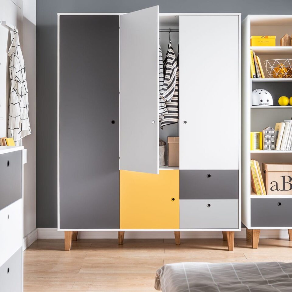 Tridelna omara Concept z rumenimi vratci, srednja vrata odprta