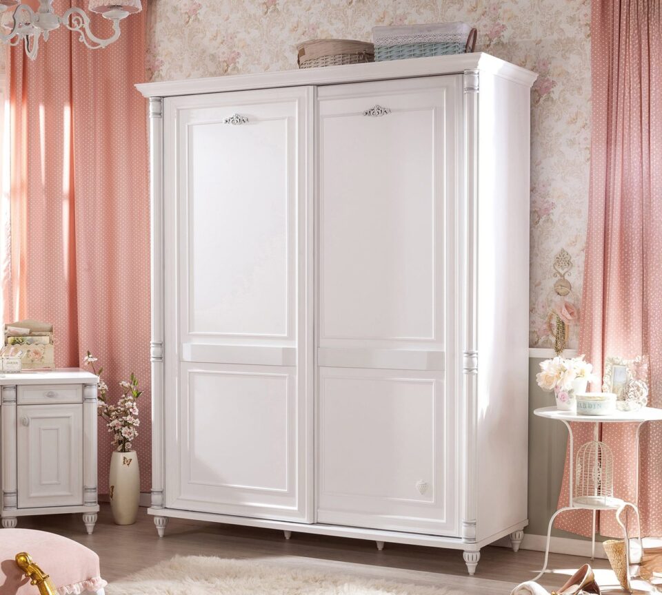 Garderobna omara Romantic z drsnimi vrati v sobi