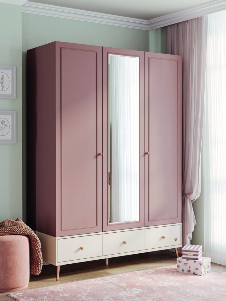 Garderobna omara Elegance s tremi vrati v sobi