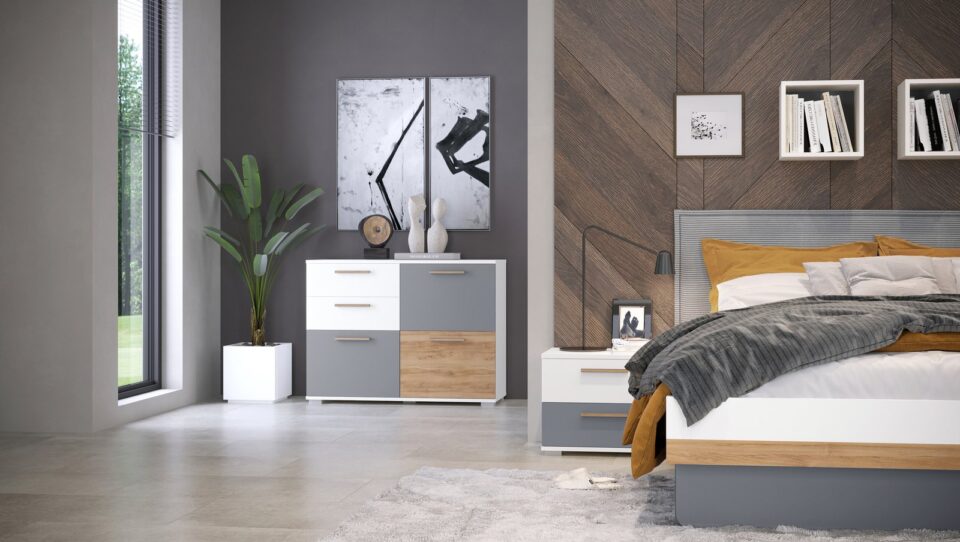 Spalnica All Room Concept s posteljo s sivim zametom, nočno omarico in komodo