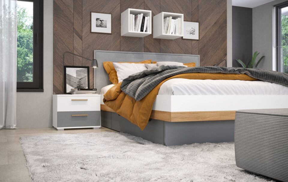 Spalnica All Room Concept s posteljo s sivim zametom, nočno omarico in komodo