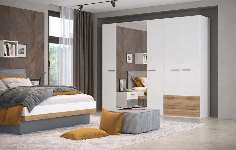 Spalnica All Room Concept s posteljo s sivim zametom, nočno omarico in komodo