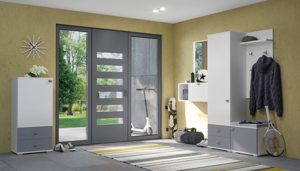 Predsoba All Room Concept z omarico, visoko omaro in klopjo s sedežem