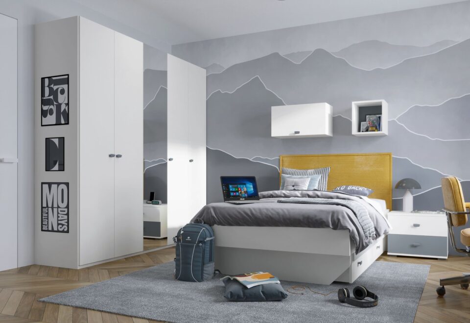 Mladinska soba All Room Concept s posteljo z rumenim uzglavjem, pisalno mizo in visoko omaro