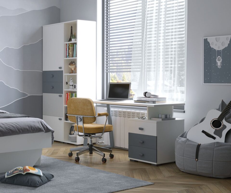 Mladinska soba All Room Concept s posteljo z rumenim uzglavjem, pisalno mizo in visoko omaro