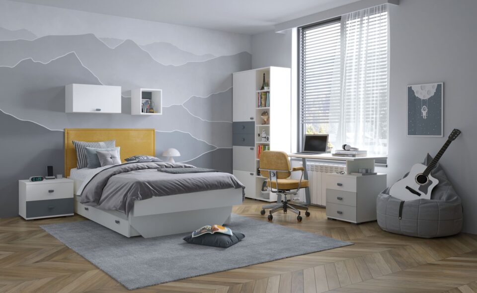 Mladinska soba All Room Concept s posteljo z rumenim uzglavjem, pisalno mizo in visoko omaro