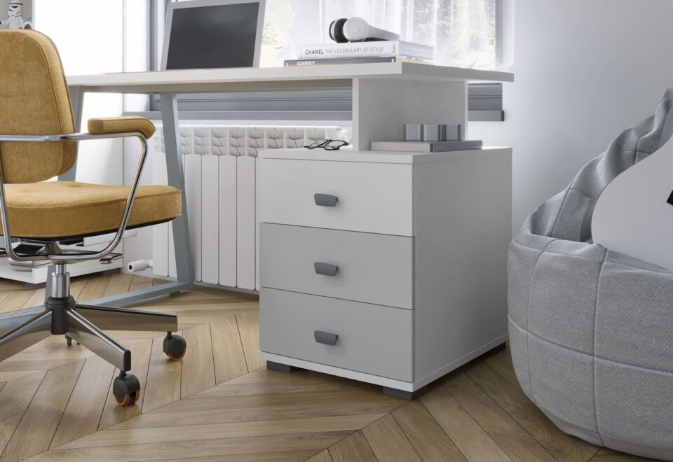 Mladinska soba All Room Concept s posteljo z rumenim uzglavjem, pisalno mizo in visoko omaro