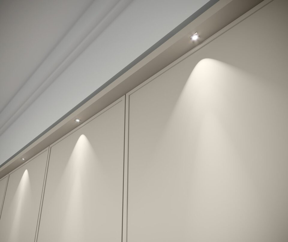 Detajl stropne LED lajsne omare Opera