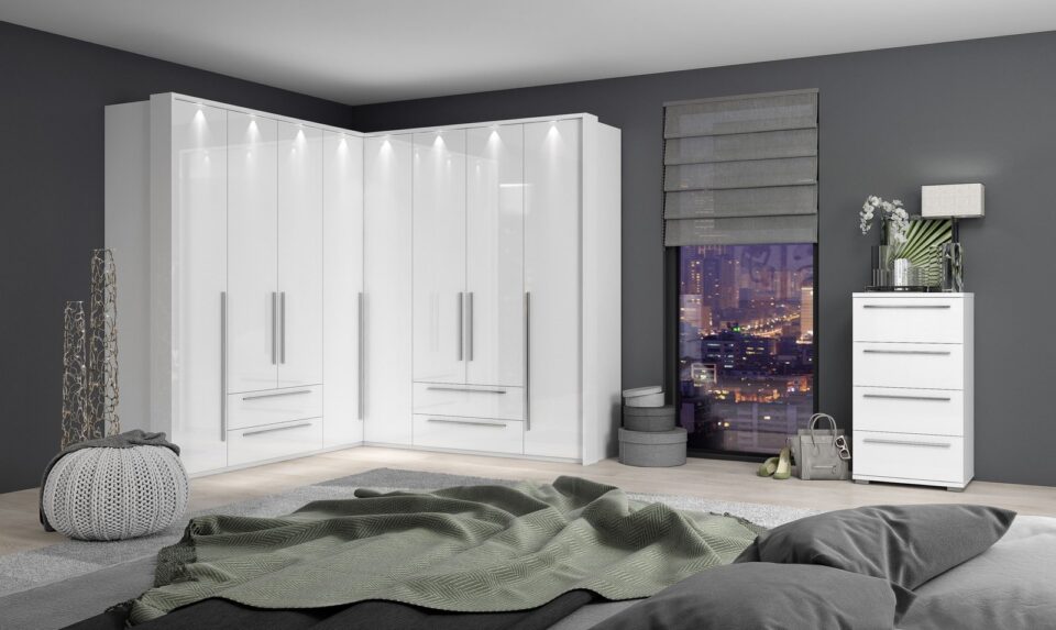 Kotna omara Piano bela z LED, pogled od daleč