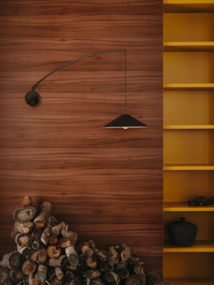 Stenska svetilka Kally, barvana kovina, vrtljiva roka, 104 x 35 x 65 cm