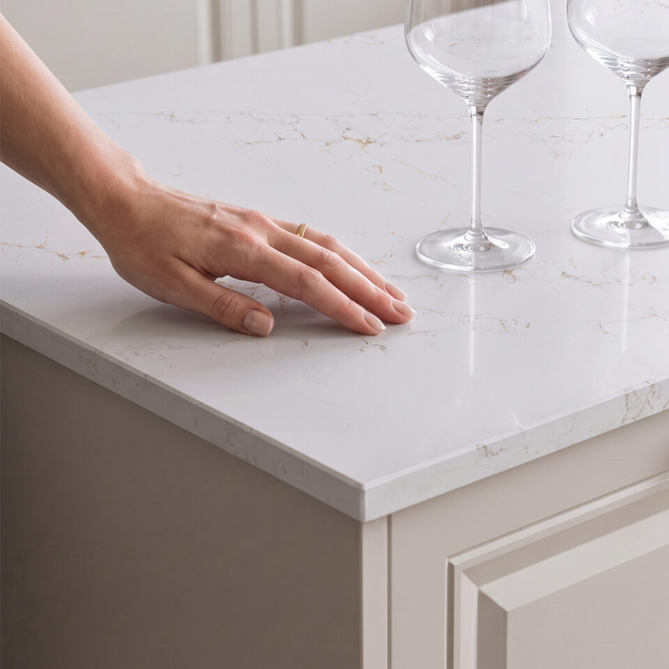 Kvarcni pult Jela RP-Q15 v dekorju Pantheon
