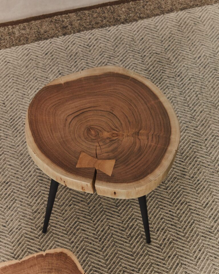 Odlagalna mizica Tanive, masivna akacija in črno jeklo, 35 x 35 x 54 cm