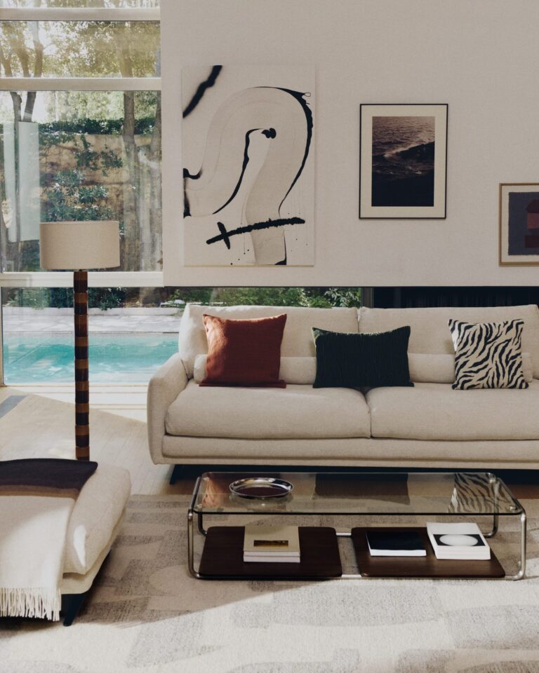 Klubska mizica Tarsel, steklo, nerjaveče jeklo in oreh, 140 x 60 x 30 cm