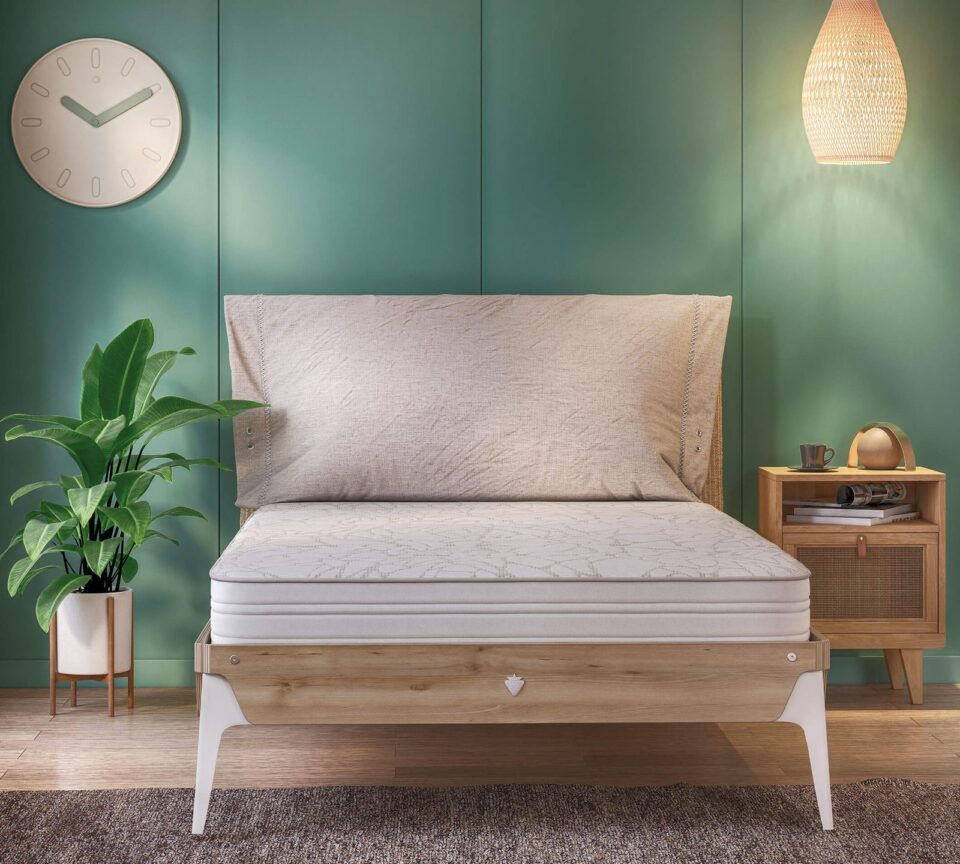 Ležišče Bamboo+ na postelji, pogled od spredaj
