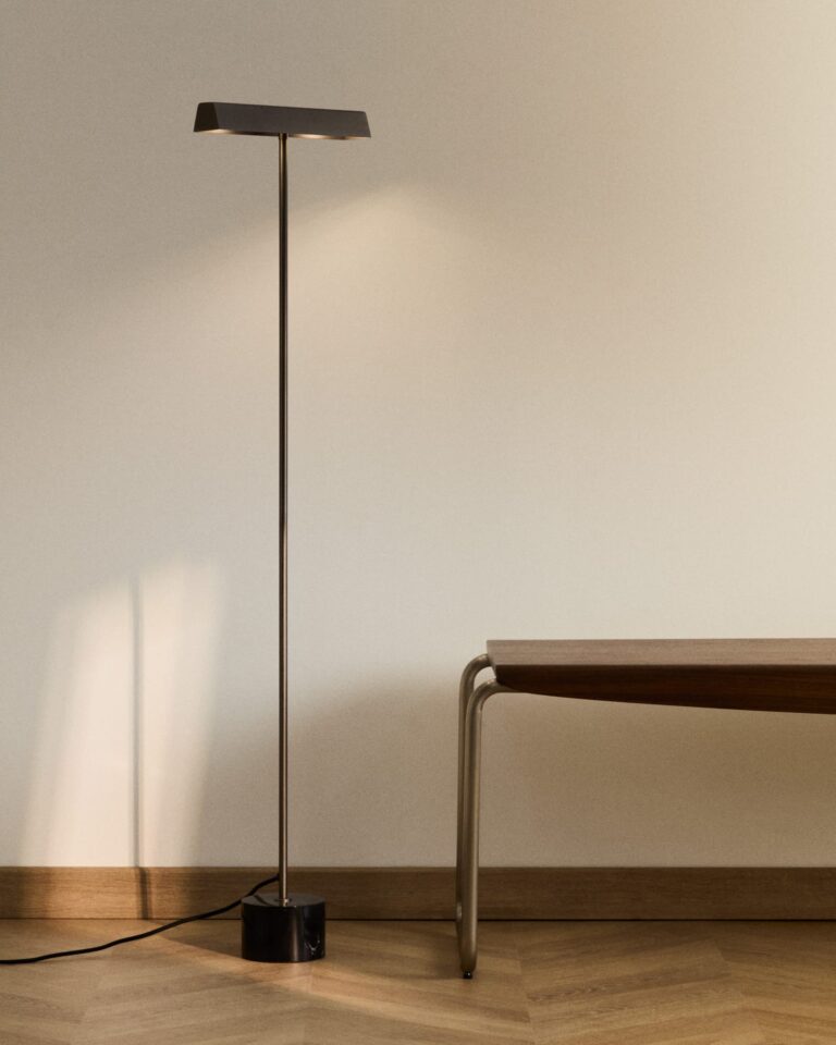 Stoječa svetilka Lynor, brušeno jeklo, marmorno podnožje, višina 121 cm