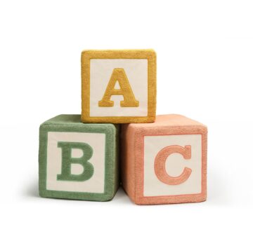 Tri mehke kocke s črkami A, B in C