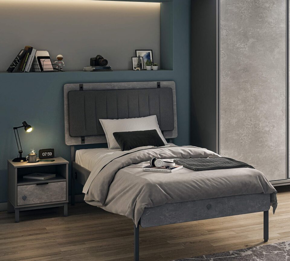 Nočna omarica Space Gray ob postelji