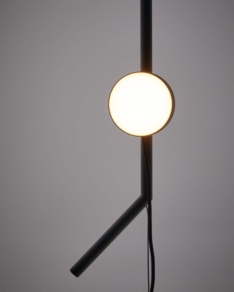 Stoječa svetilka Orey, od tal do stropa, črna, LED reflektor, višina 188-339 cm