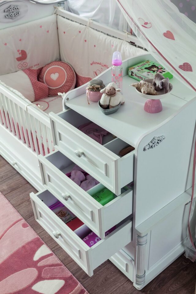 Odprti predali ob posteljici Romantic Baby