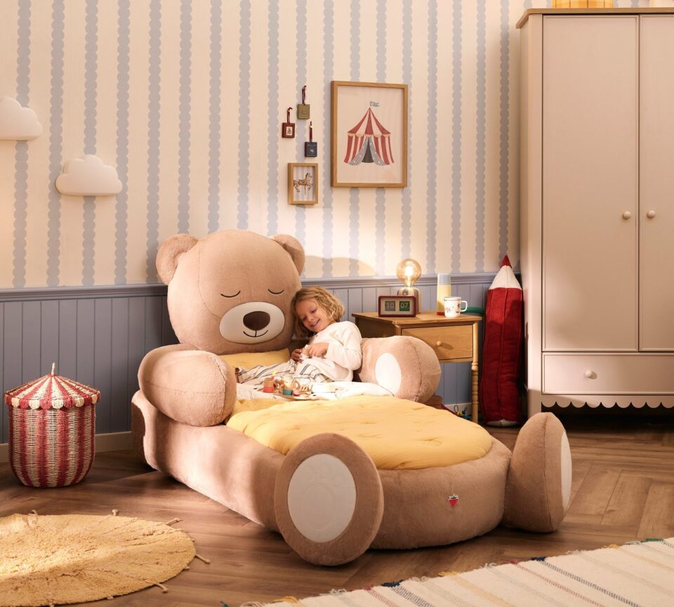 Otroška soba Toon s plišasto posteljo Teddy, nočno omarico in dvodelno garderobno omaro
