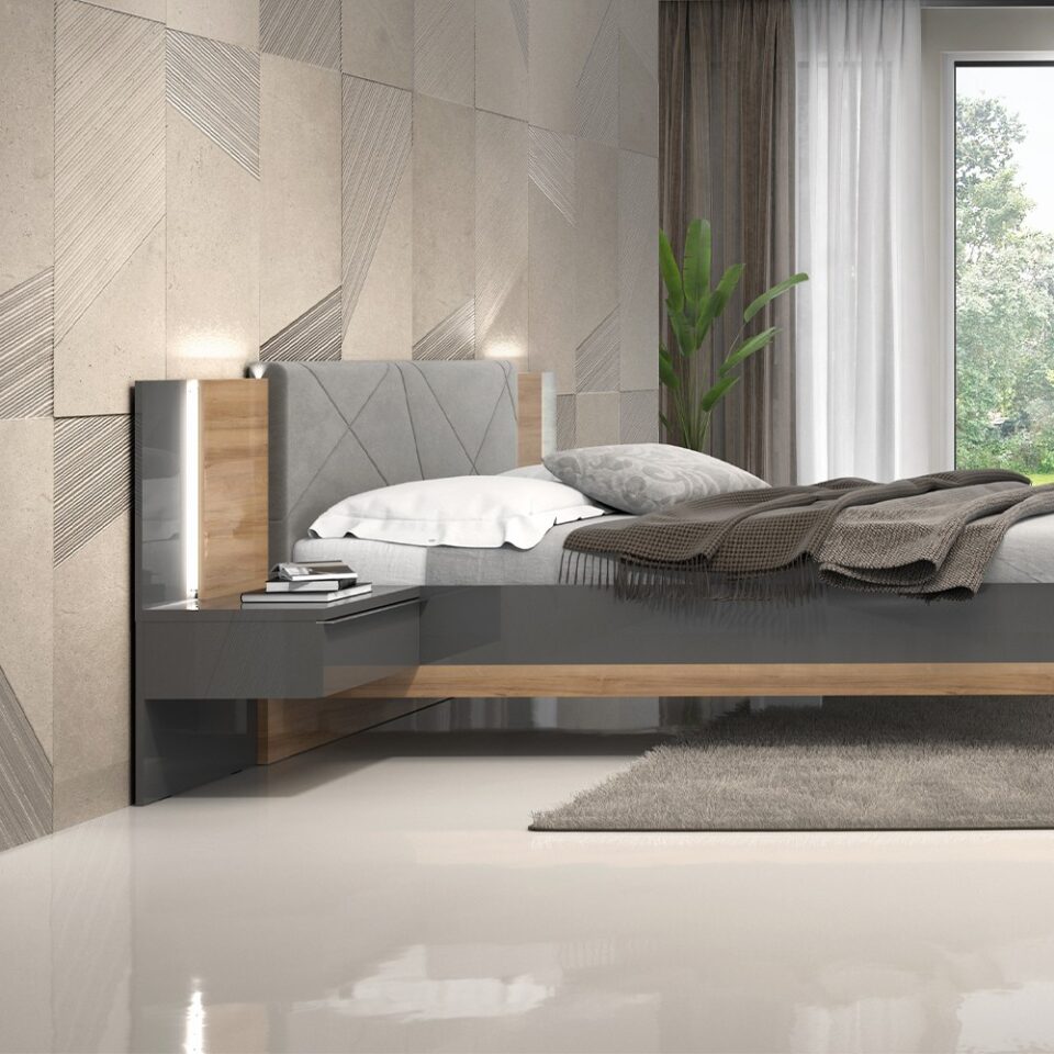 Spalnica Kalla Onyx s stenskim panelom in LED lučjo ob vzglavju