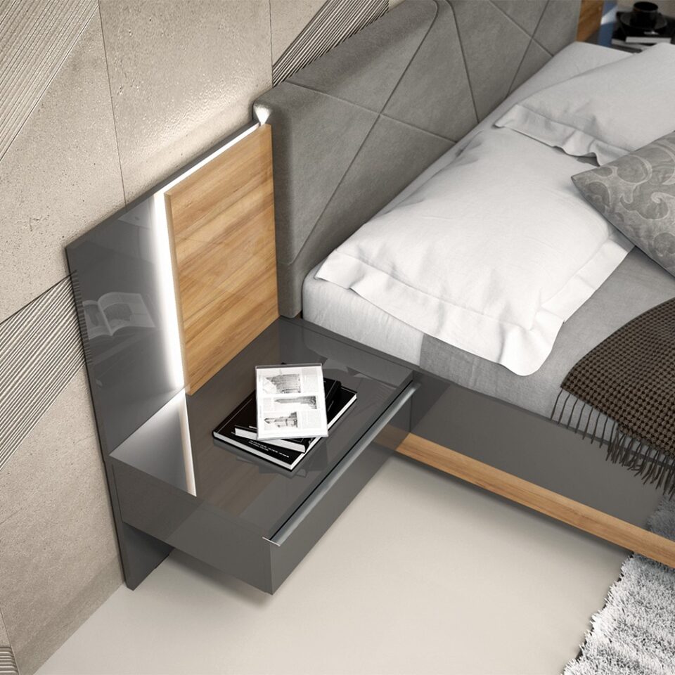 Stenski panel Kalla Onyx z LED lučjo nad nočno omarico ob postelji