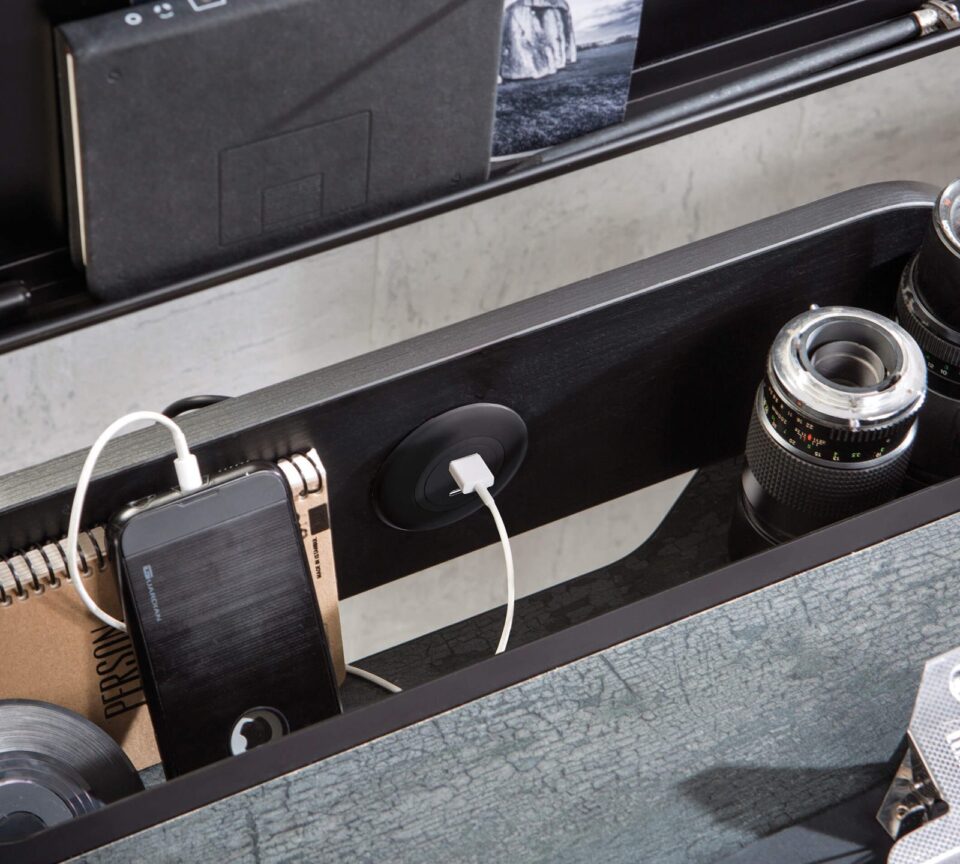 USB priključek na pisalni mizi Dark Metal