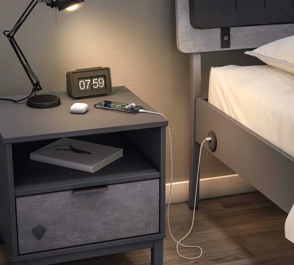 USB priključek na postelji Space Gray ob nočni omarici